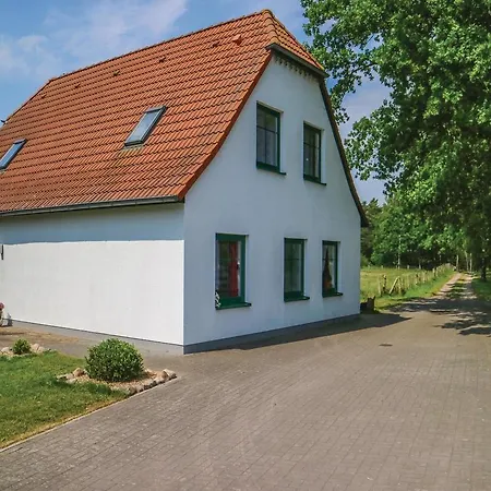 Dom wakacyjny Six-bedroom Holiday In Ummanz